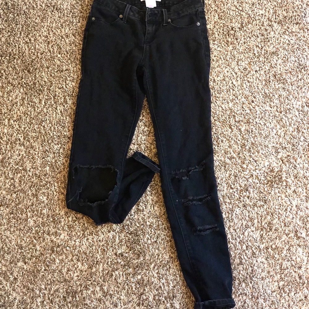 Black ripped skinny jeans.